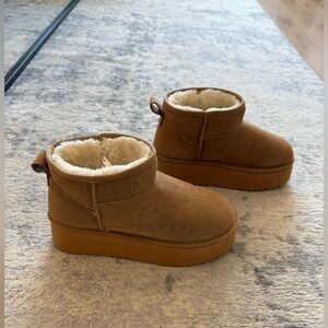 Project Cloud platform boots, HUGGY style, never been worn! 7.5